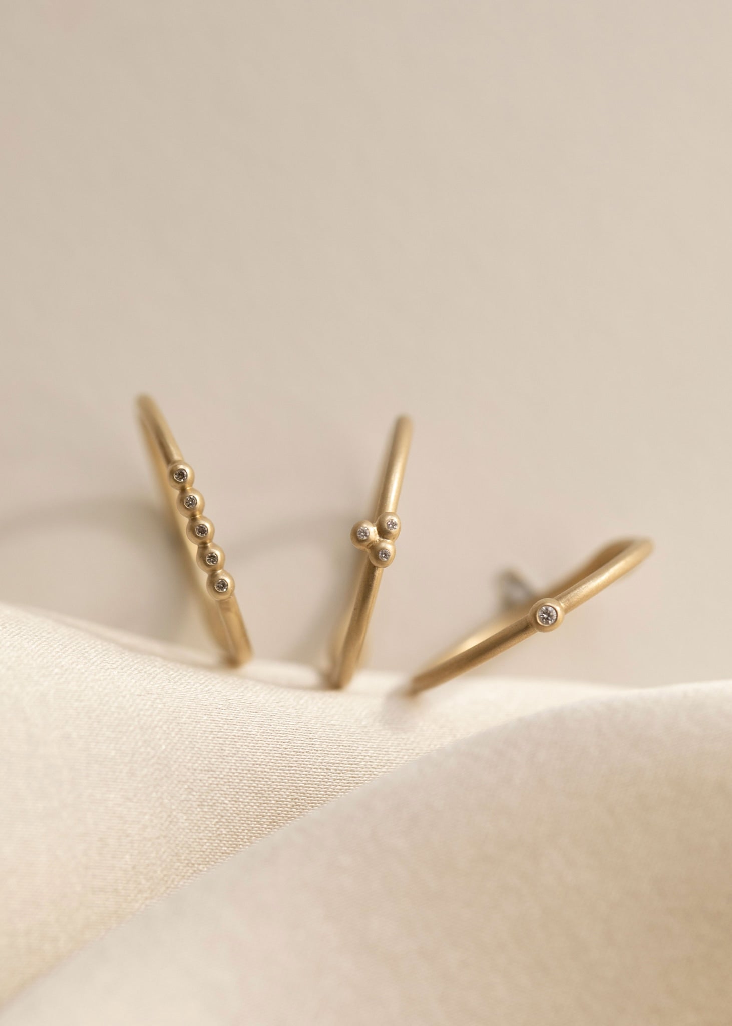 Tre enkelte og elegante diamantringe til konfirmationen og forlovesesringen med diamanter i ægte guld fra carré jewellery