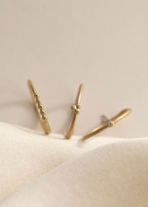 Tre enkelte og elegante diamantringe til konfirmationen og forlovesesringen med diamanter i ægte guld fra carré jewellery