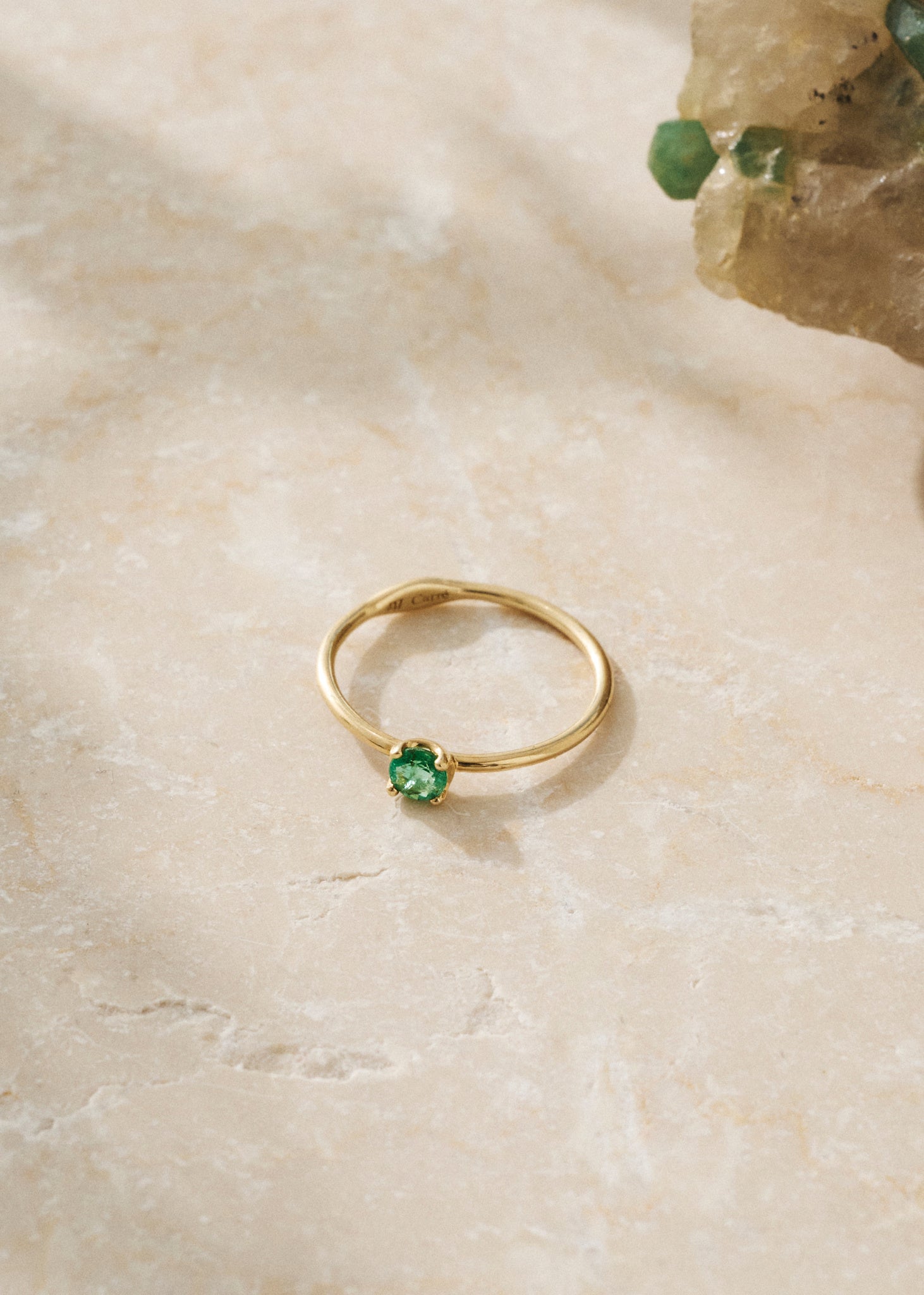 ring i 10 karat ægte guld med en grøn smaragd ædelsten fra carré jewellery, perfekt gave til hende