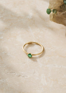 ring i 10 karat ægte guld med en grøn smaragd ædelsten fra carré jewellery, perfekt gave til hende