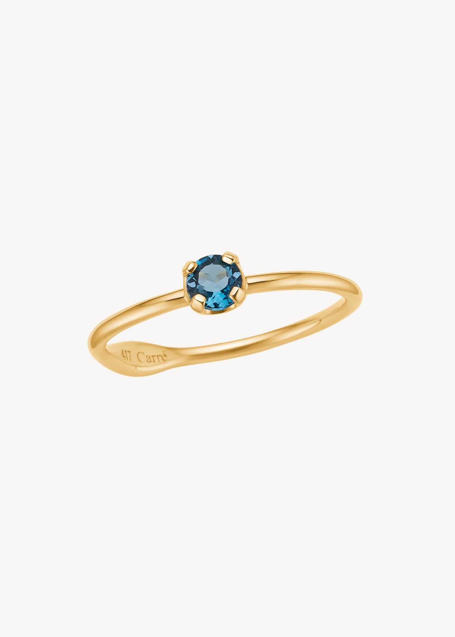 Smuk og enkel solitare ring i 10 karat ægte guld med blank ringskinne og en facetslebet london blå topas ædelsten, der er novembers fødselssten, perfekt gave til hende med fødselssten 