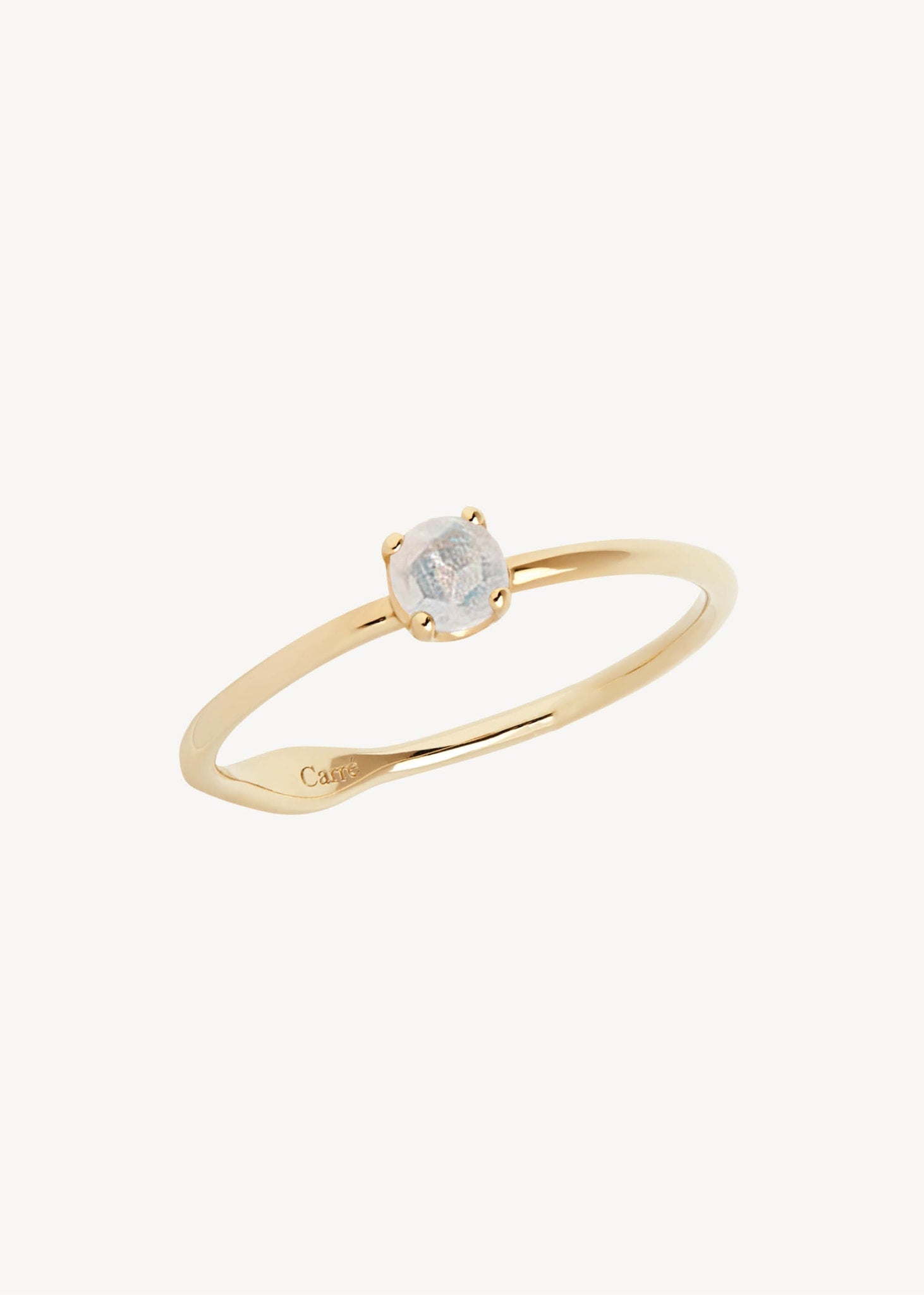Smuk og enkel månesten ring i ægte guld med en regnbue månesten, der er junis fødselssten og symboliserer moderskab og omsorg, god gave til konfirmationen, brylluppet og forlovelsesringen 2025, perfekt gave til mors dag