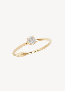 Smuk og enkel månesten ring i ægte guld med en regnbue månesten, der er junis fødselssten og symboliserer moderskab og omsorg, god gave til konfirmationen, brylluppet og forlovelsesringen 2025, perfekt gave til mors dag