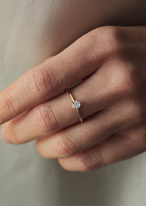 Konfirmand med ring i ægte 10 karat guld med en regnbue månesten ædelsten til bruden, konfirmanden og forlovelsesringen 2025