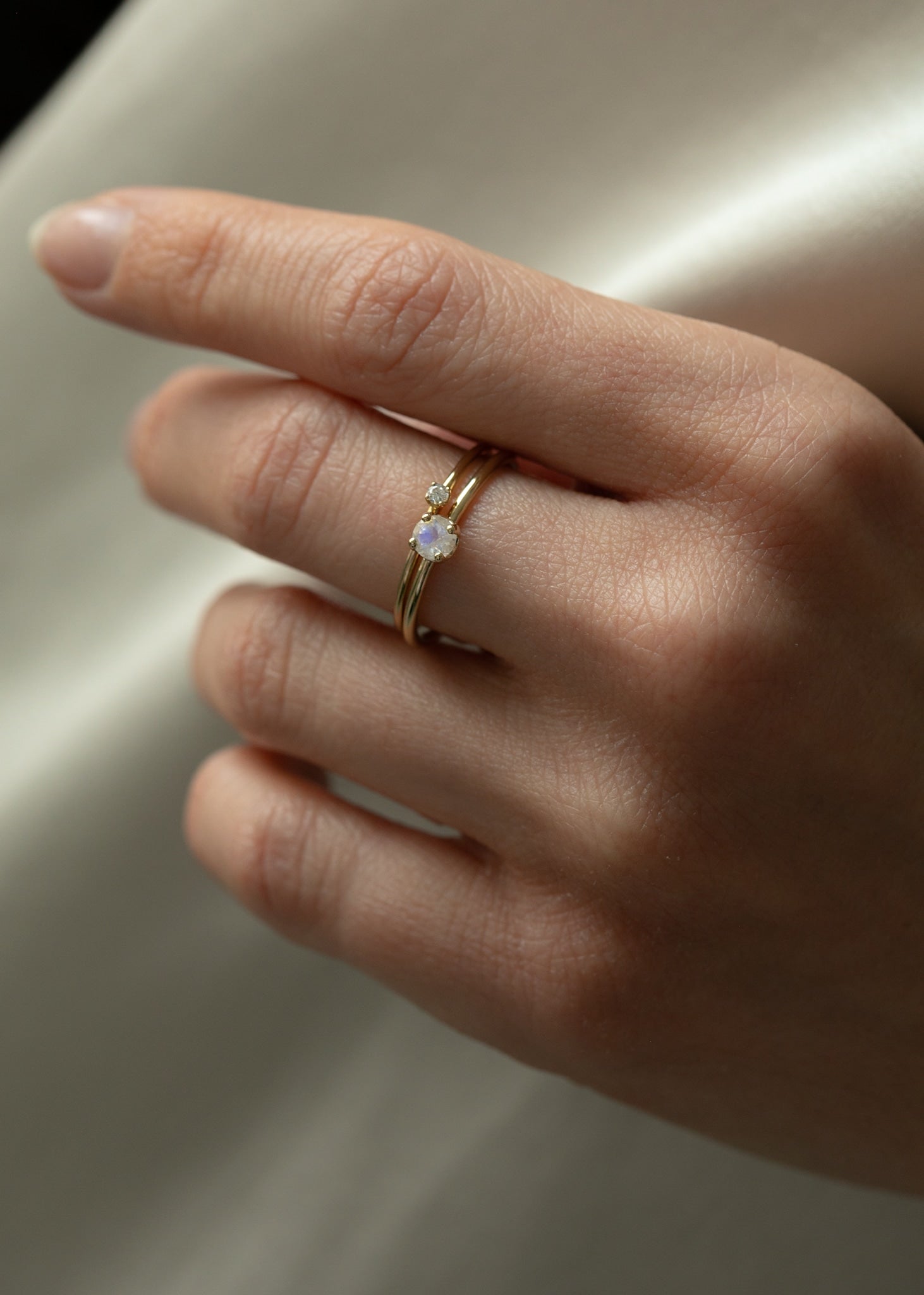 10-karat Iris ring med regnbågsmånsten