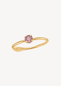 Enkel og elegant ring i ægte guld fra carré jewellery med en lyserød turmalin ædelsten, der er oktobers fødselssten i 10 karat ægte guld, perfekt gave til hende i ægte guld med fødselssten 