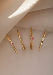 Elegante turmalin ringe i ægte 10 karat guld fra carré jewellery med lyserøde turmaliner og grønne turmaliner og en enkelt diamant forlovelsesring