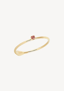 Lille og elegant simpel ring i ægte 10 karat guld fra carré jewellery med en lyserød turmalin ædelsten
