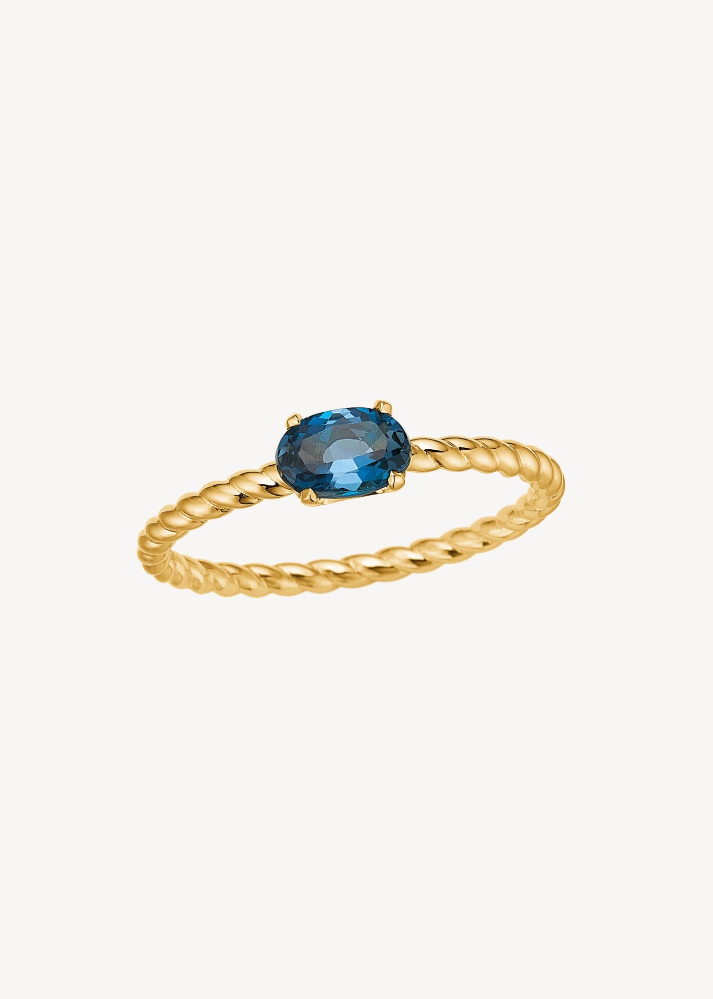 solitare ring i ægte 10 karat guld med en flettet ringskinne og en london blå topas ædelsten, der er novembers fødselssten, perfekt gave til hende med fødselssten