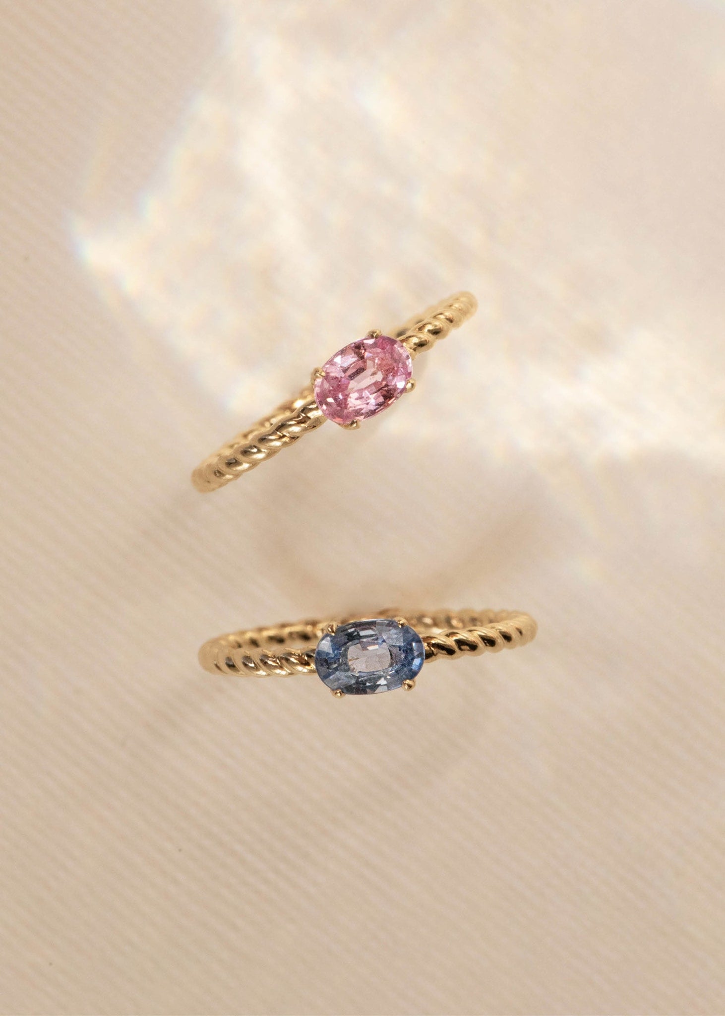 Safir ringe i ægte guld fra carré jewellery i Tresser udgave med blå og pink safir 