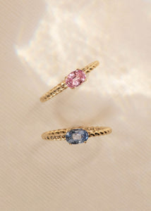 Safir ringe i ægte guld fra carré jewellery i Tresser udgave med blå og pink safir 