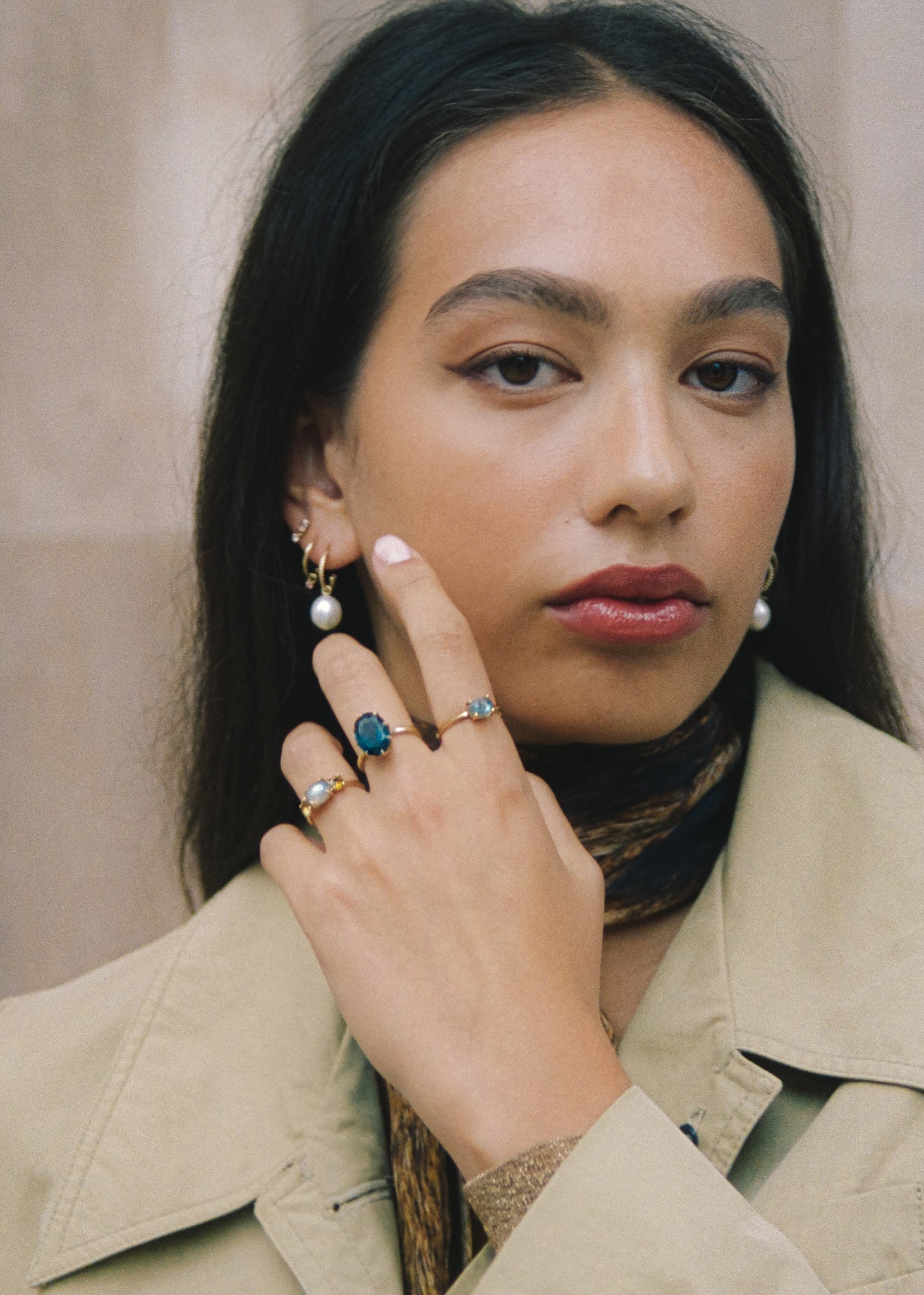 Kvinde med stor statement ring med blå sten i ægte guld sat med ovalslebet london blå topas ædelsten i 10 karat guld 