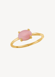 smuk ring i ægte 10 karat guld med drejet ringskinne og oktobers fødselssten, lyserød opal ædelsten i cabochonslibning, perfekt ring gave med fødselssten til hende og pink solitare ring til hende 