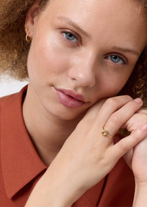 Kvinde med ring i ægte guld med champagne kvarts ædelsten i Stella modellen fra carré jewellery 