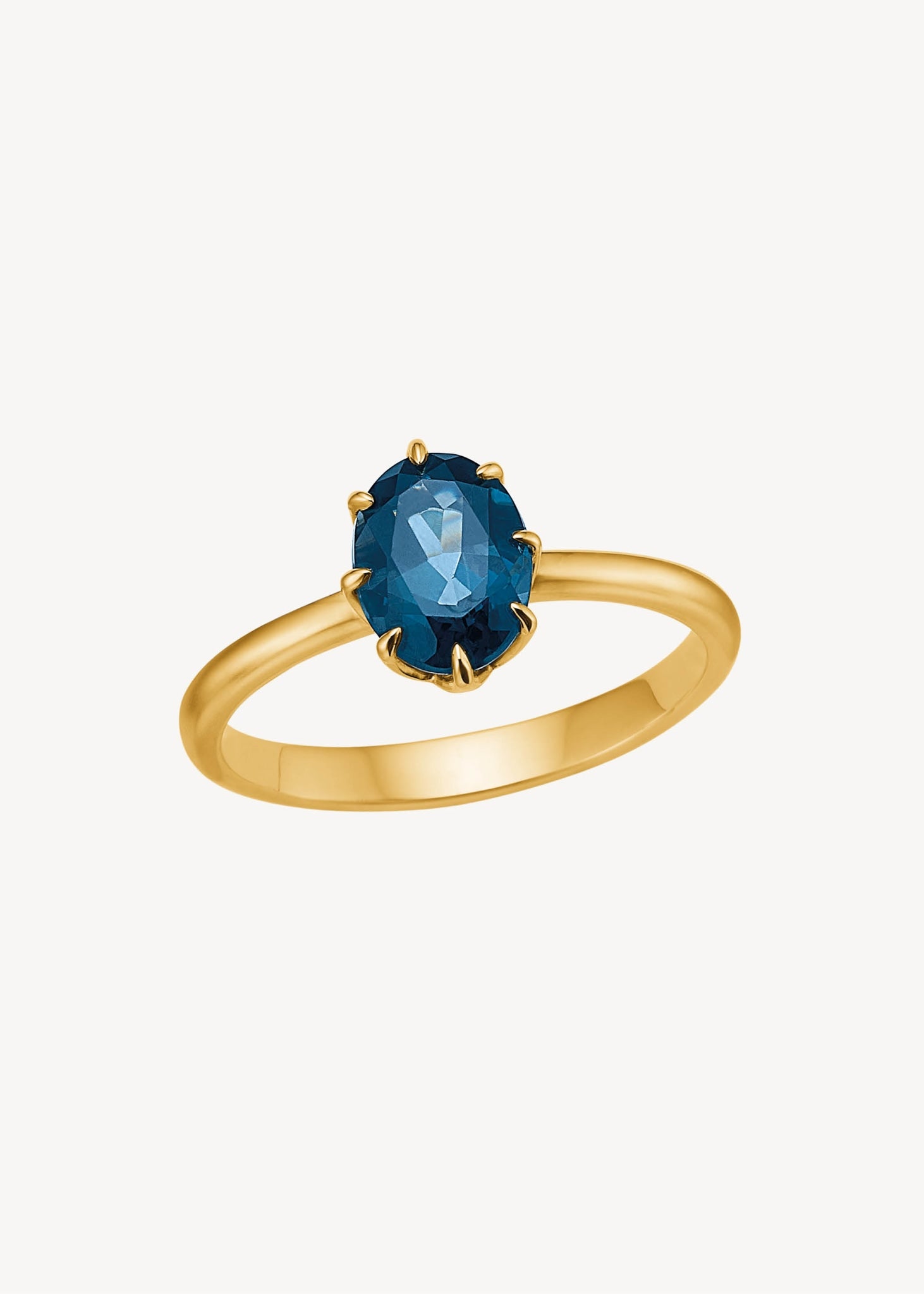 Fantastisk coctail ring i ægte 10 karat guld med en oval slebet london blå topas, der er november måneds fødselssten, smuk gave til hende med fødselssten og luksus gave til hende i ægte guld 