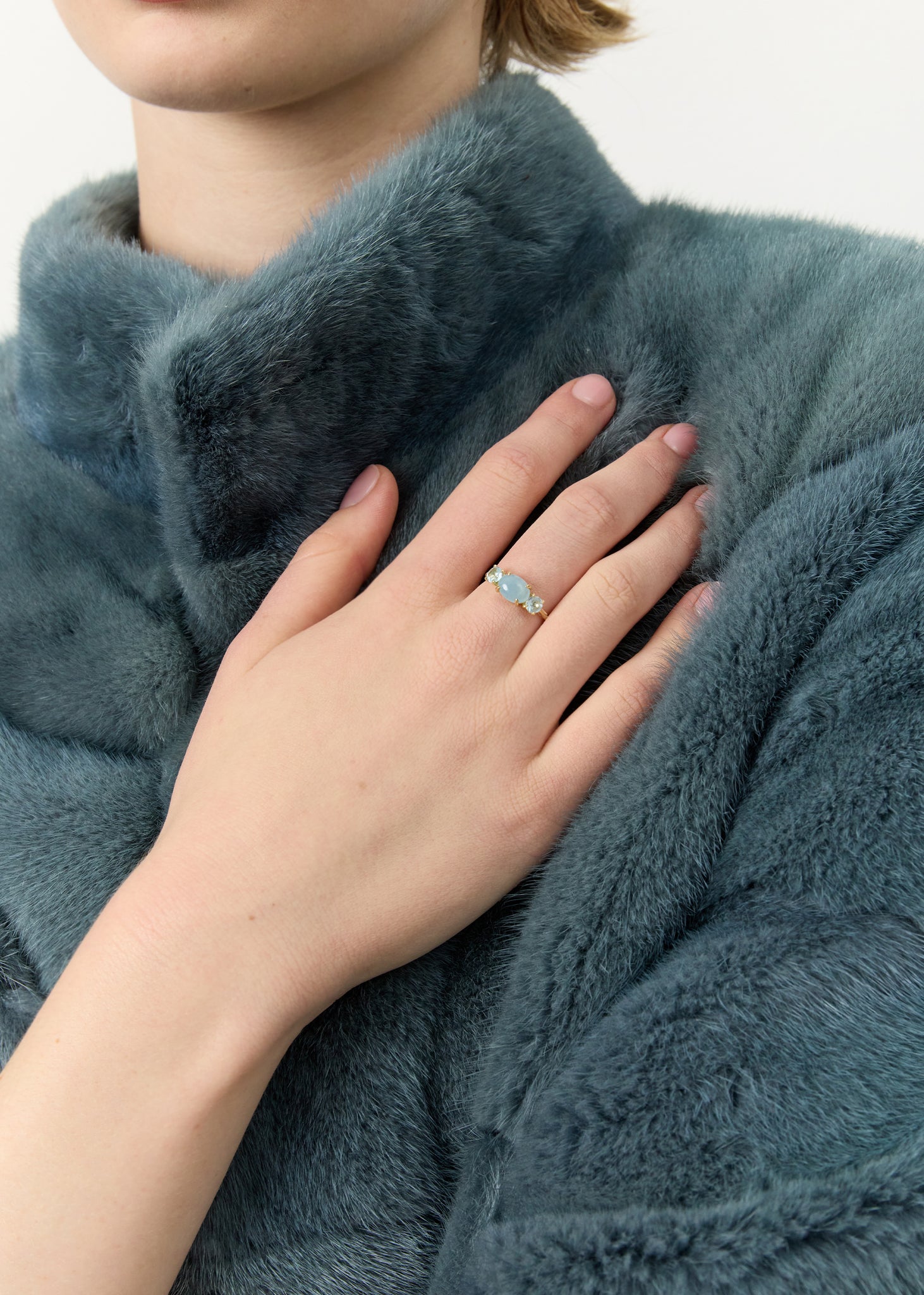 ung kvinde med smuk ring i 10k ægte guld med tre ædelsten og blå topas ædelsten fra carré jewellery