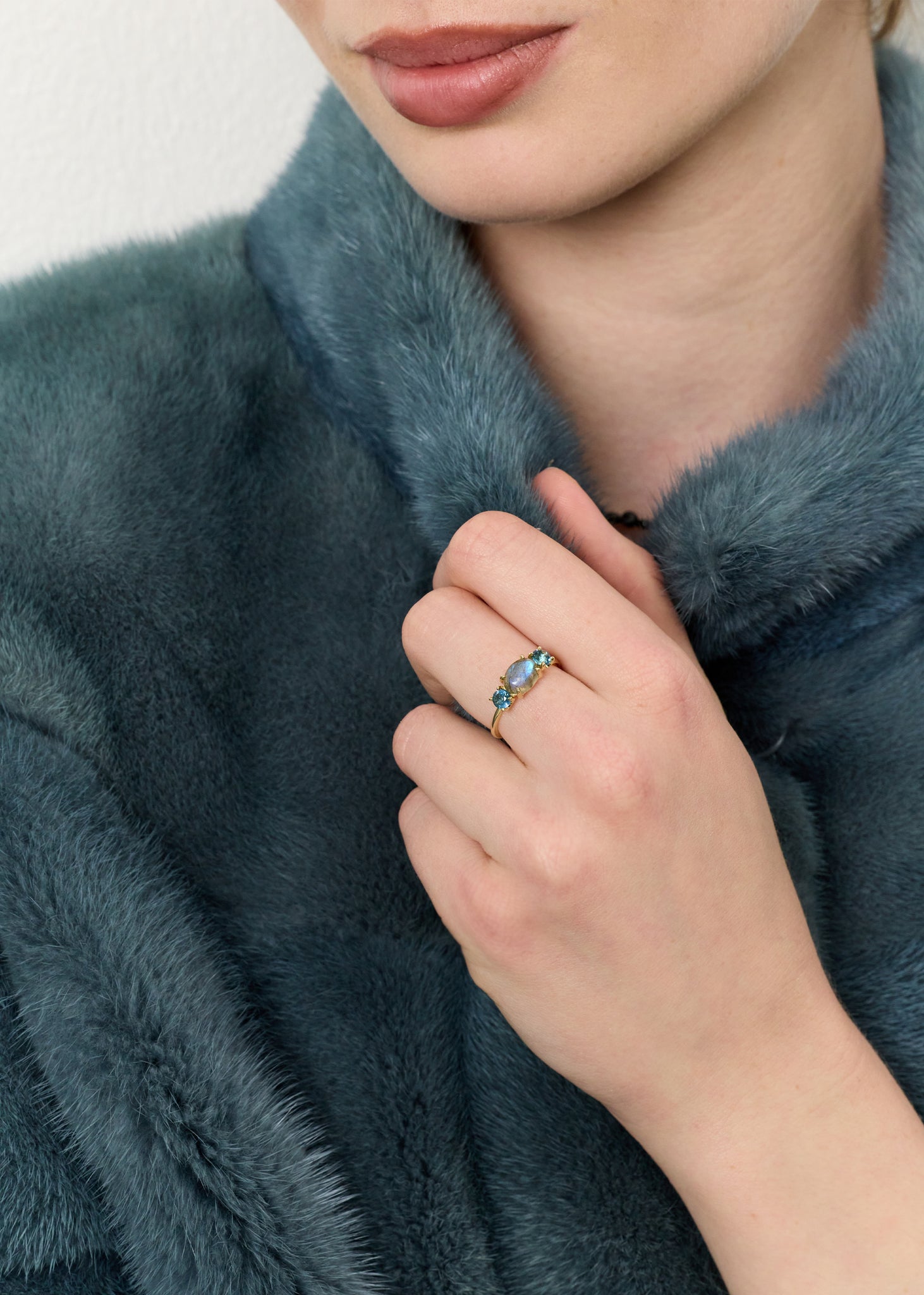 smuk trestensring i ægte 10k guld med labradorit ædelsten, der skinner i lyset fra carré jewellery 