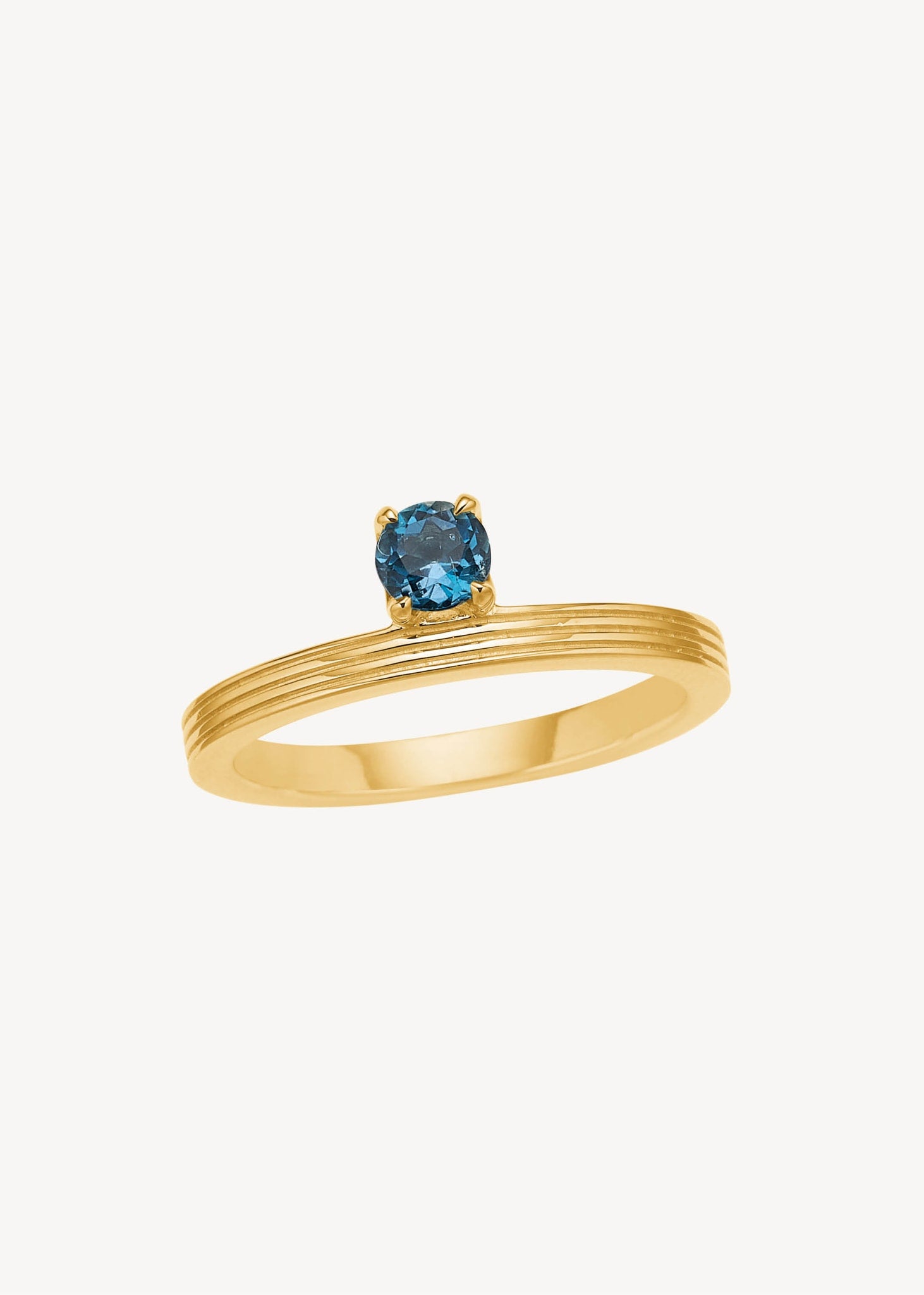 Elegant ring i 10 karat ægte guld med stribet ringskinne og er sat med en facetslebet london blå topas ædelsten, der er Novembers fødselssten, perfekt gave med fødselssten til hende 