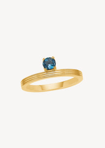 Elegant ring i 10 karat ægte guld med stribet ringskinne og er sat med en facetslebet london blå topas ædelsten, der er Novembers fødselssten, perfekt gave med fødselssten til hende 