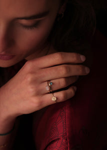 Kvinde med sand månesten ring i 10 karat ægte guld fra carré jewellery i ferskenfarve