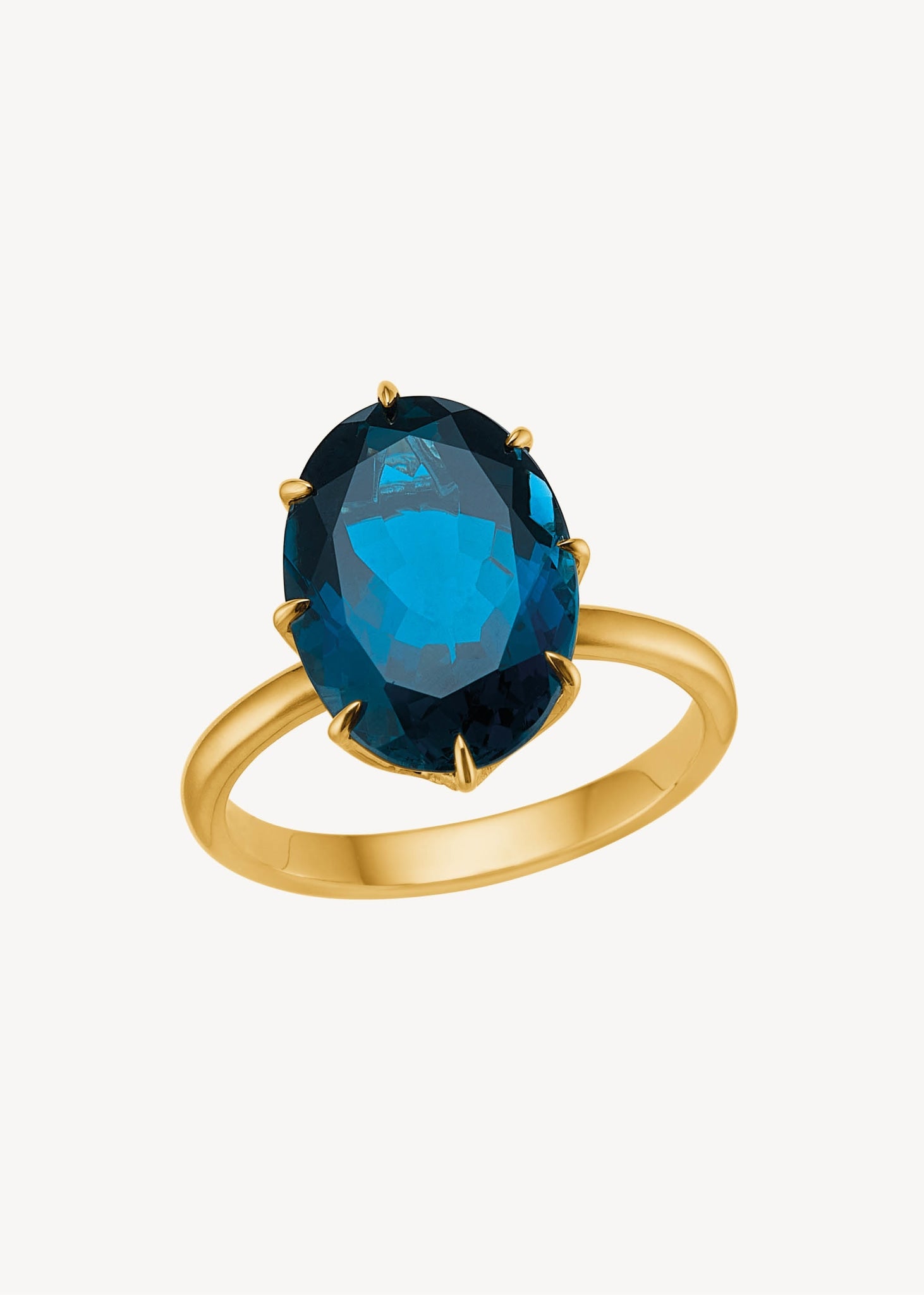 Stor cocktail ring i ægte 10 karat guld med en ovalslebet london blå topas ædelsten, der er novembers fødselssten, perfekt gave til hende med fødselssten og statement ringe med blå sten i ægte guld 