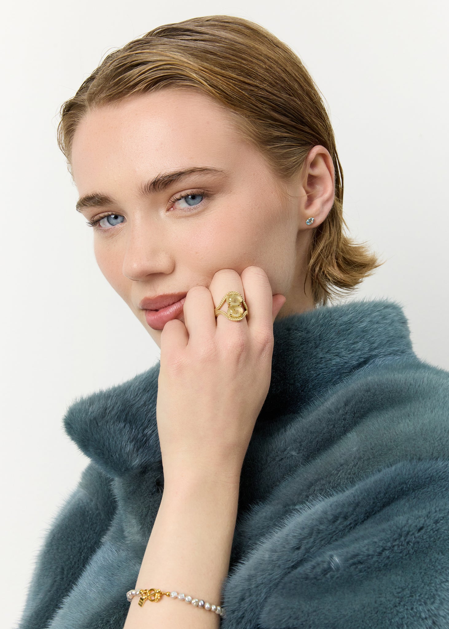 ung kvinde med ekstraordinær ring i 10 karat ægte guld med to smukke gylden rutil kvarts ædelsten med gyldne nåle fra carré jewellery