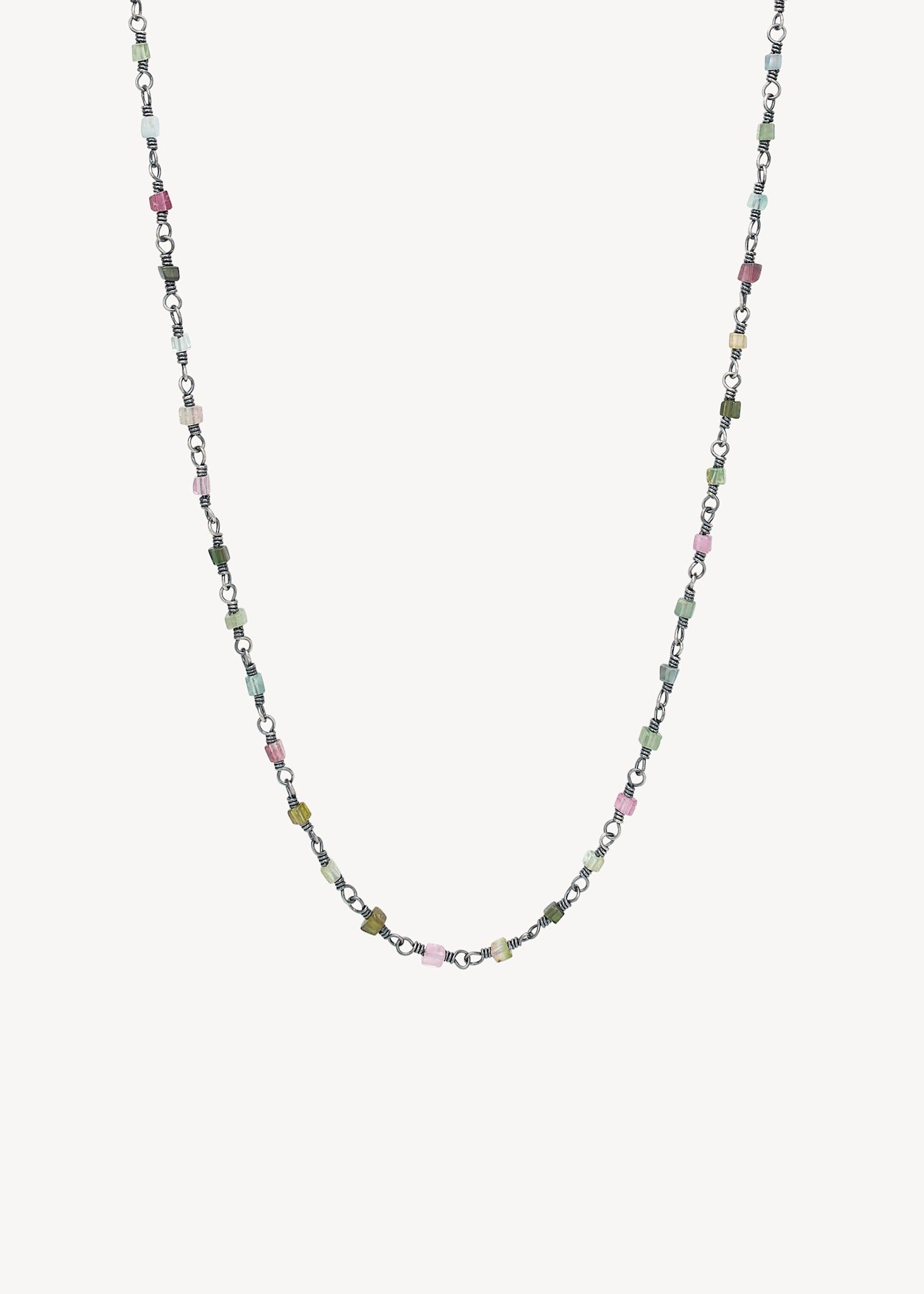 Smuk halskæde i let oxideret sølv med farverige turmalin ædelsten i regnbuens farver, rød, blå, grøn, pink og lilla, perfekt gave til hende og gave til ham i sort sølv