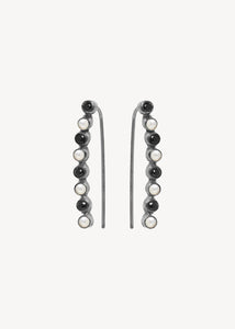 Ear Party örhängen med svart agat och pärla - oxiderat silver