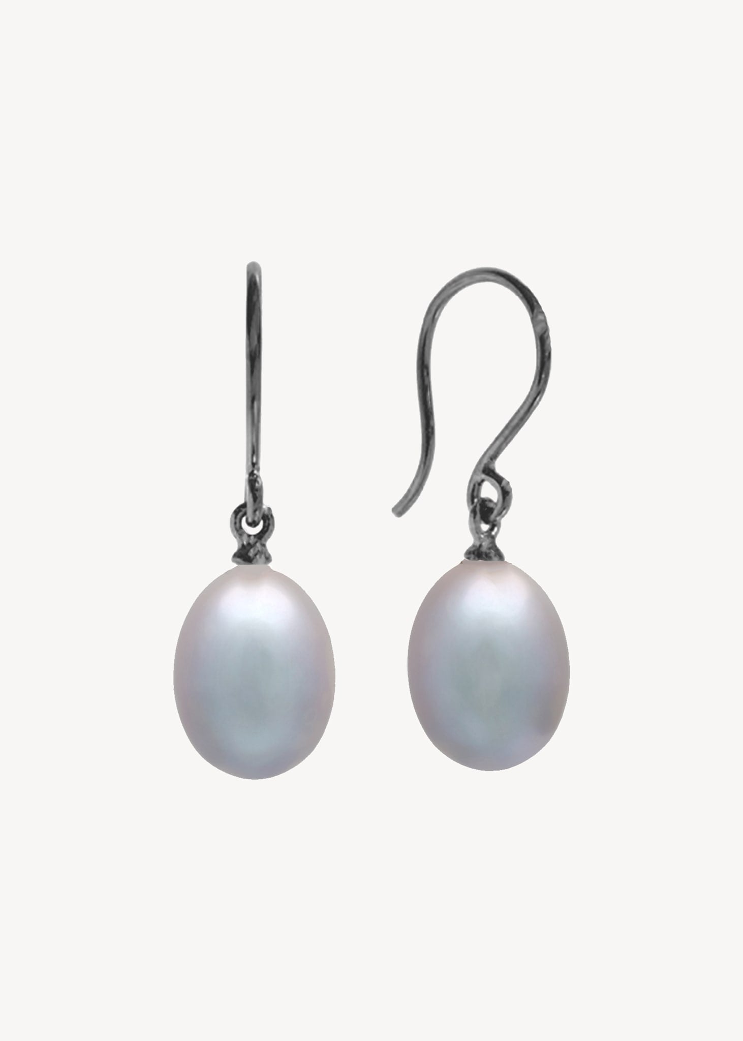 Mabel örhängen med grå pärla - oxiderat silver
