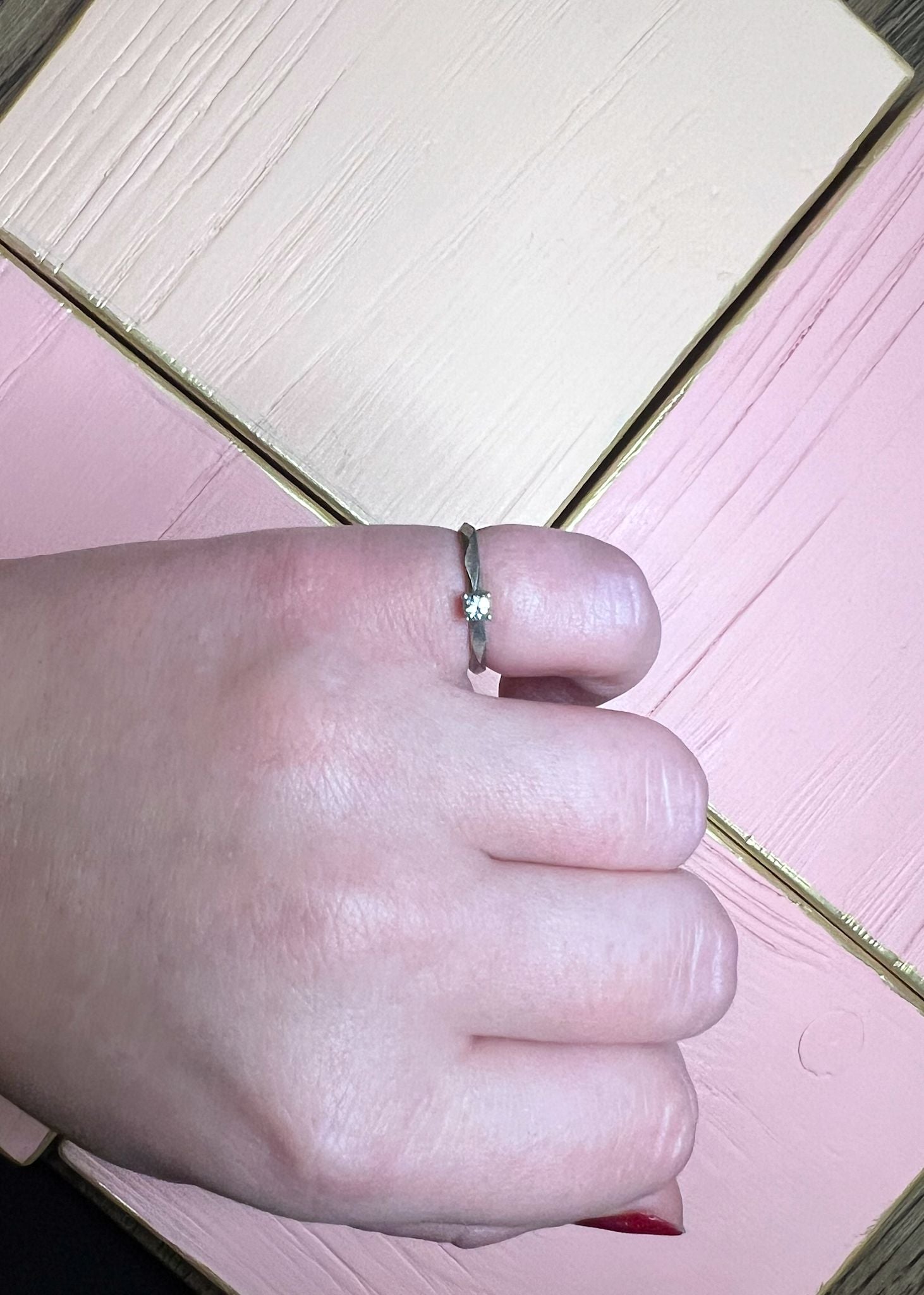 Tina ring med Vit Topas - oxiderat silver