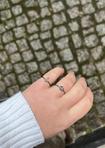 Cross ring med safir - oxiderat silver