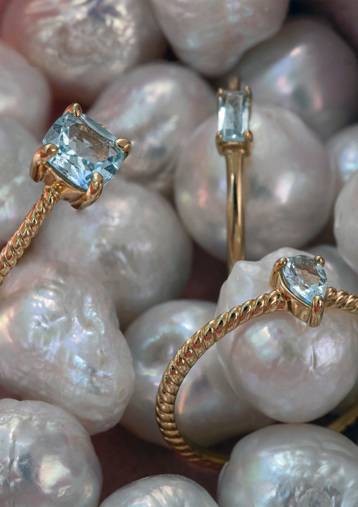 Guldbelagte ringe fra carré sat med blå sten. Ringene er sat med blå topas og er delphine ring, aqua ring og confetti ring
