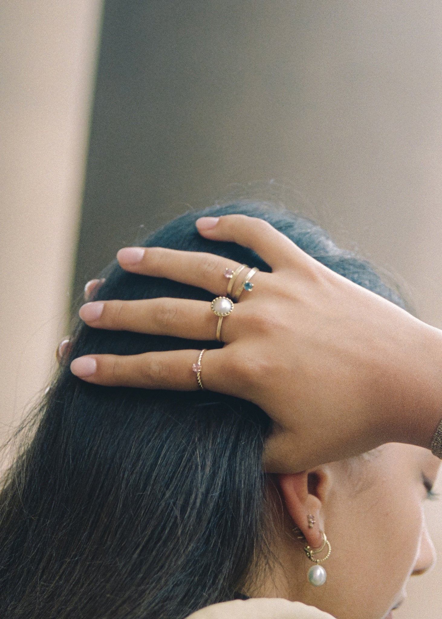 Kvinde med store ringe i ægte 10 karat guld fra carré jewellery med perler til konfirmation og brylluppet 2025