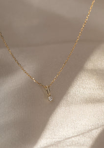 en 10-karat halskæde fra carré med et diamantvedhæng til halskæder med aprils fødselssten diamant