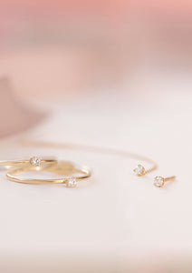 10-Karat smykker fra carré. To ringe med diamanter og en lang ørestik med kæde med diamant og en lille ørestik med en diamant.