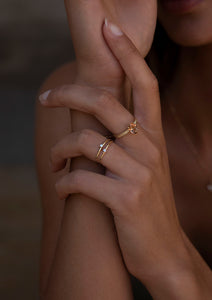 kvinde med tre 10-karat ringe fra carré, to diamant ringe og en stella ring med ædelstenen champagne kvarts.