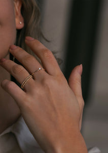 kvinde med 10-karat ringe fra carré - diamant forlovelsesring fra carré og vintage guld ring