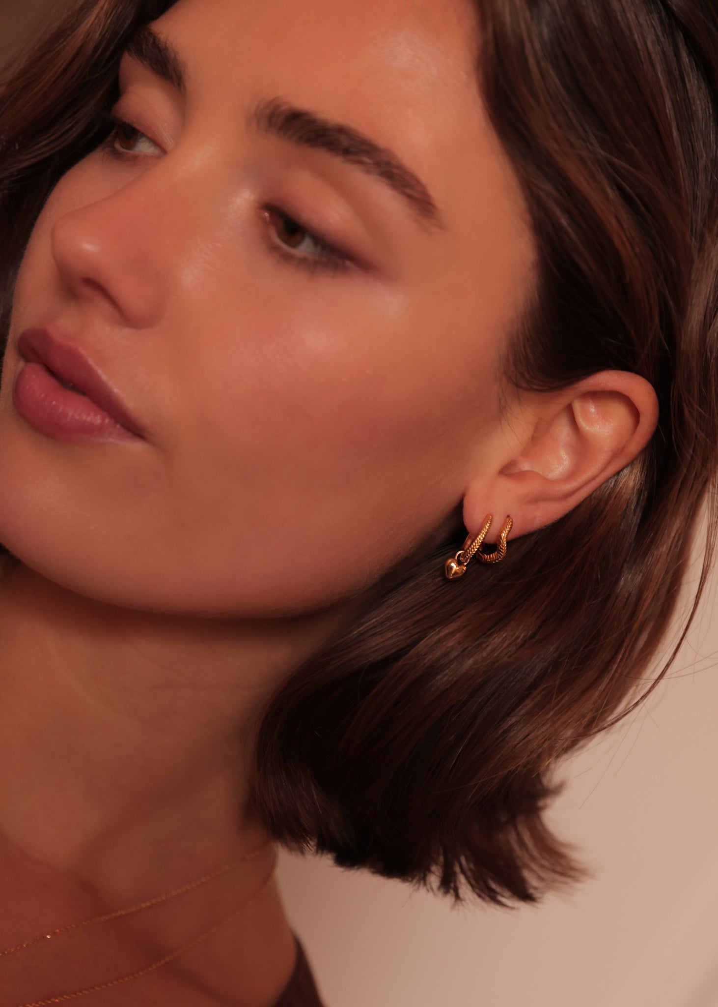 Kvinde med hjerte charms til hoopsi guldbelagt sterling sølv fra carré jewellery