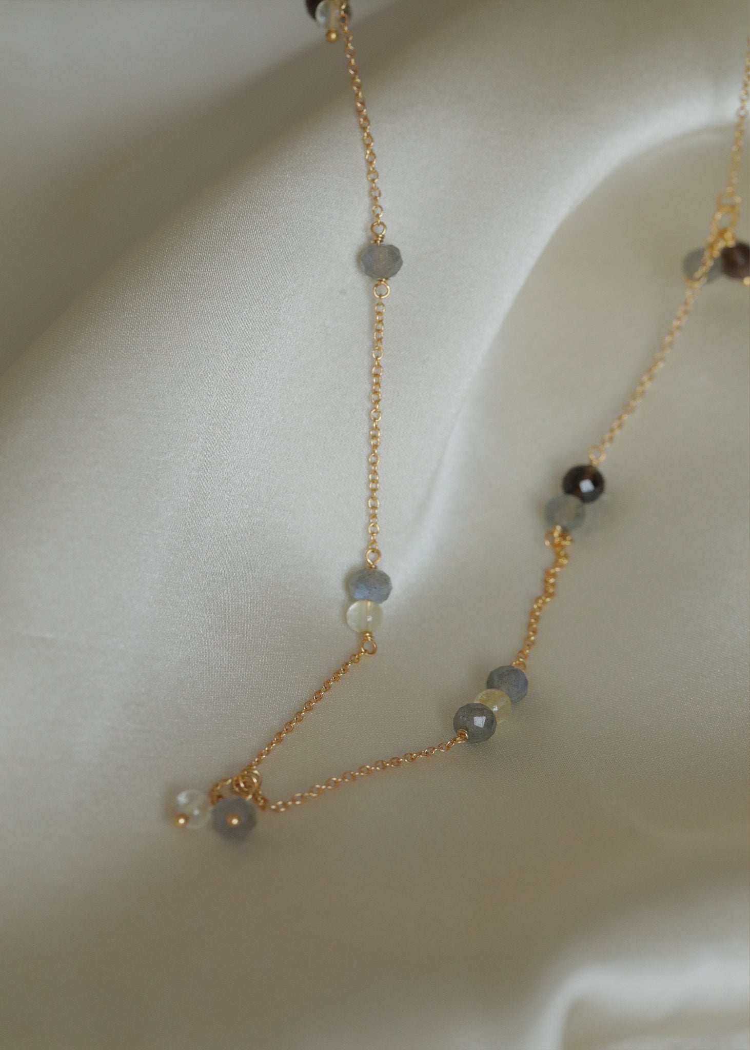 Eiffel halsband med labradorit, gyllene rutilkvarts och rökkvarts - guldpläterad