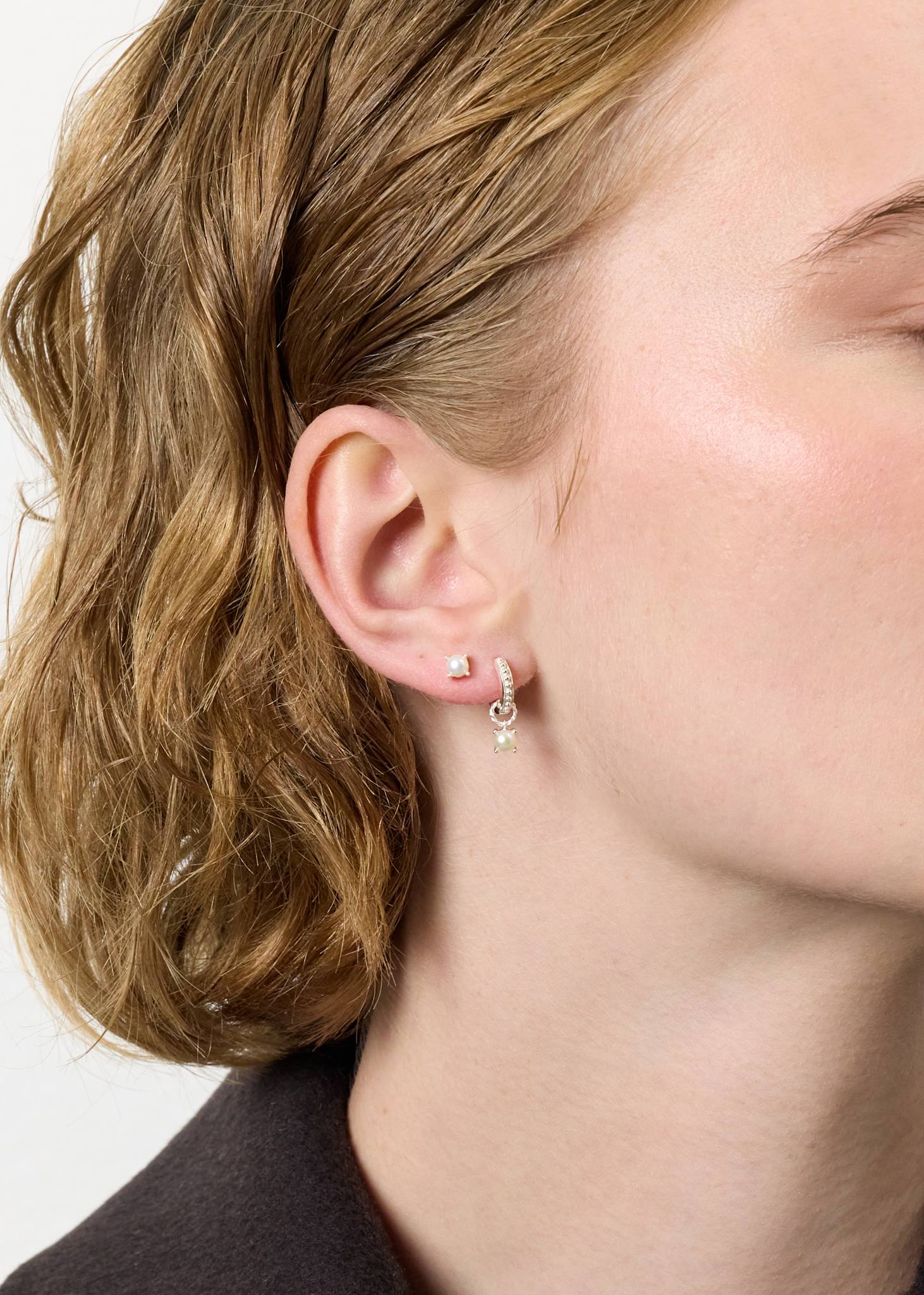 Ung kvinde med perleøreringe i sterling sølv fra carré jewellery