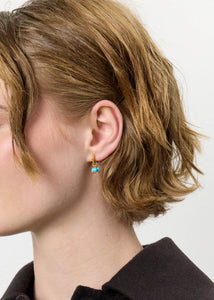 Smukke hængeøreringe fra carré jewellery med tre runde turkis ædelsten i guldbelagt sterling sølv
