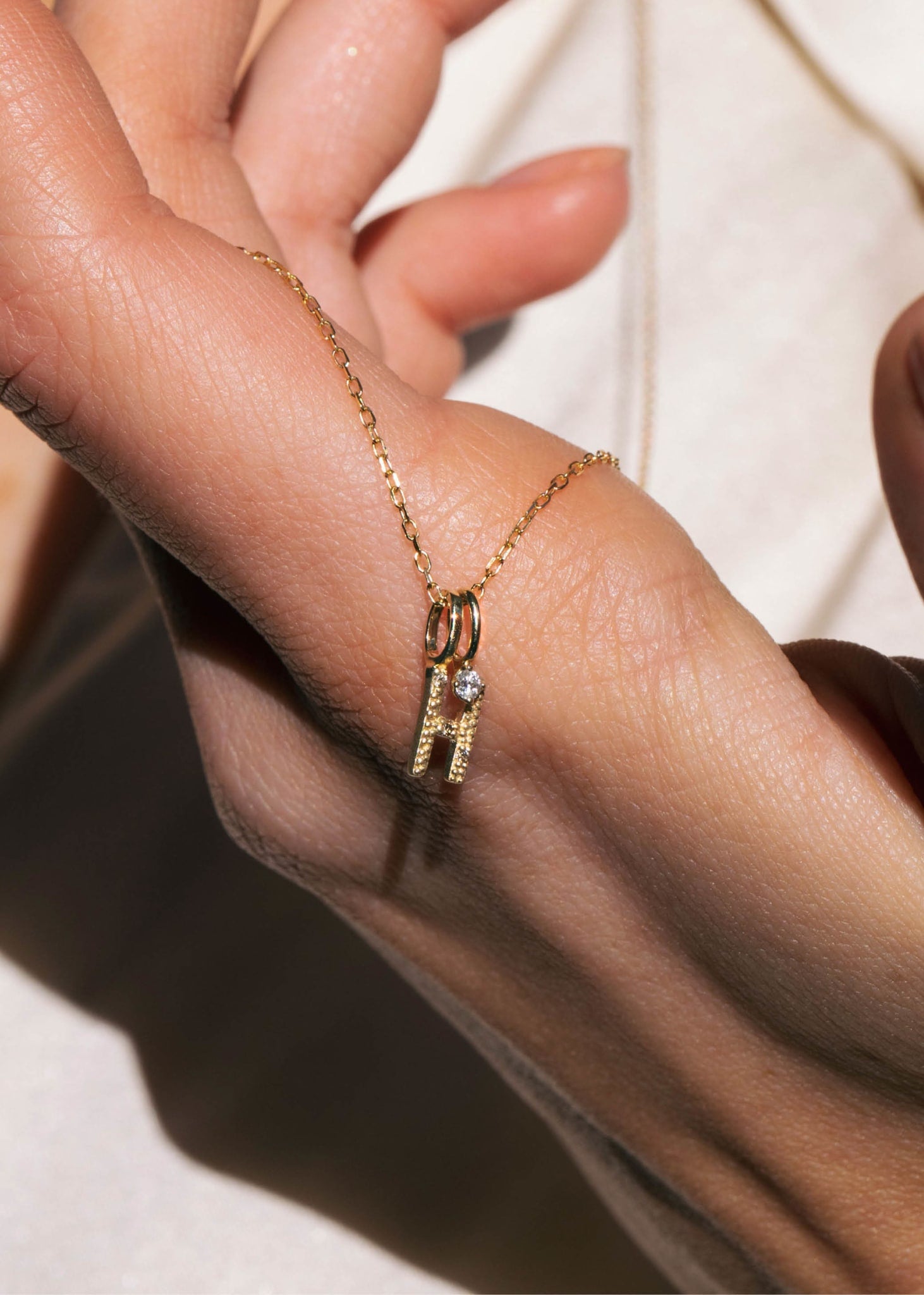 Bogstavsvedhæng til halskæder og armbånd i ægte 10 karat guld med bogstavet H sat med tre diamanter, perfekt gave til hende, dåbsgave og gave til mor