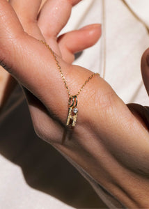 Bogstavsvedhæng til halskæder og armbånd i ægte 10 karat guld med bogstavet H sat med tre diamanter, perfekt gave til hende, dåbsgave og gave til mor