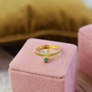 guld ring fra carré sat med opal og smaragd