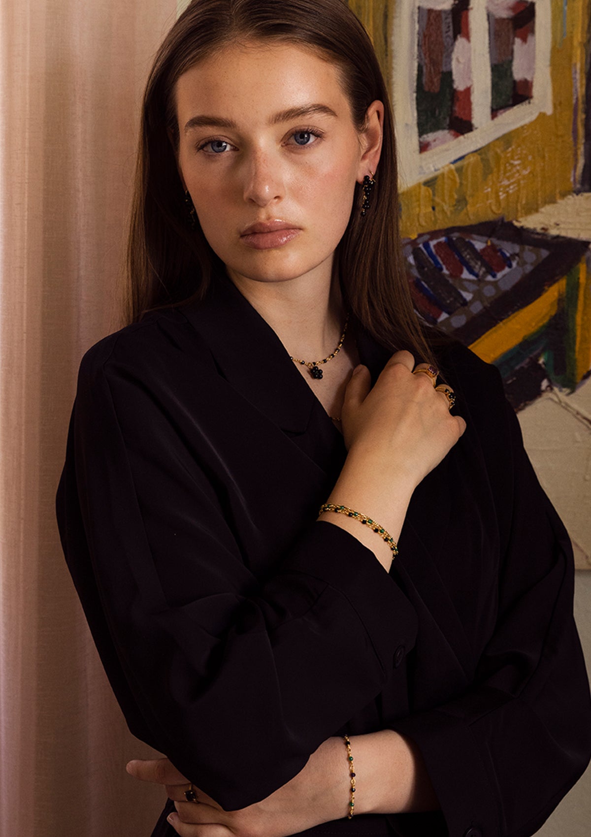 Kvinde med guldbelagte smykker fra carré. halskæde og armbånd er sat med sort agat