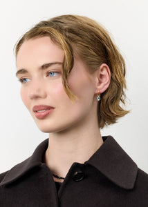 Kvinde med smukke blå øreringe i guldbelagt sølv fra carré jewellery