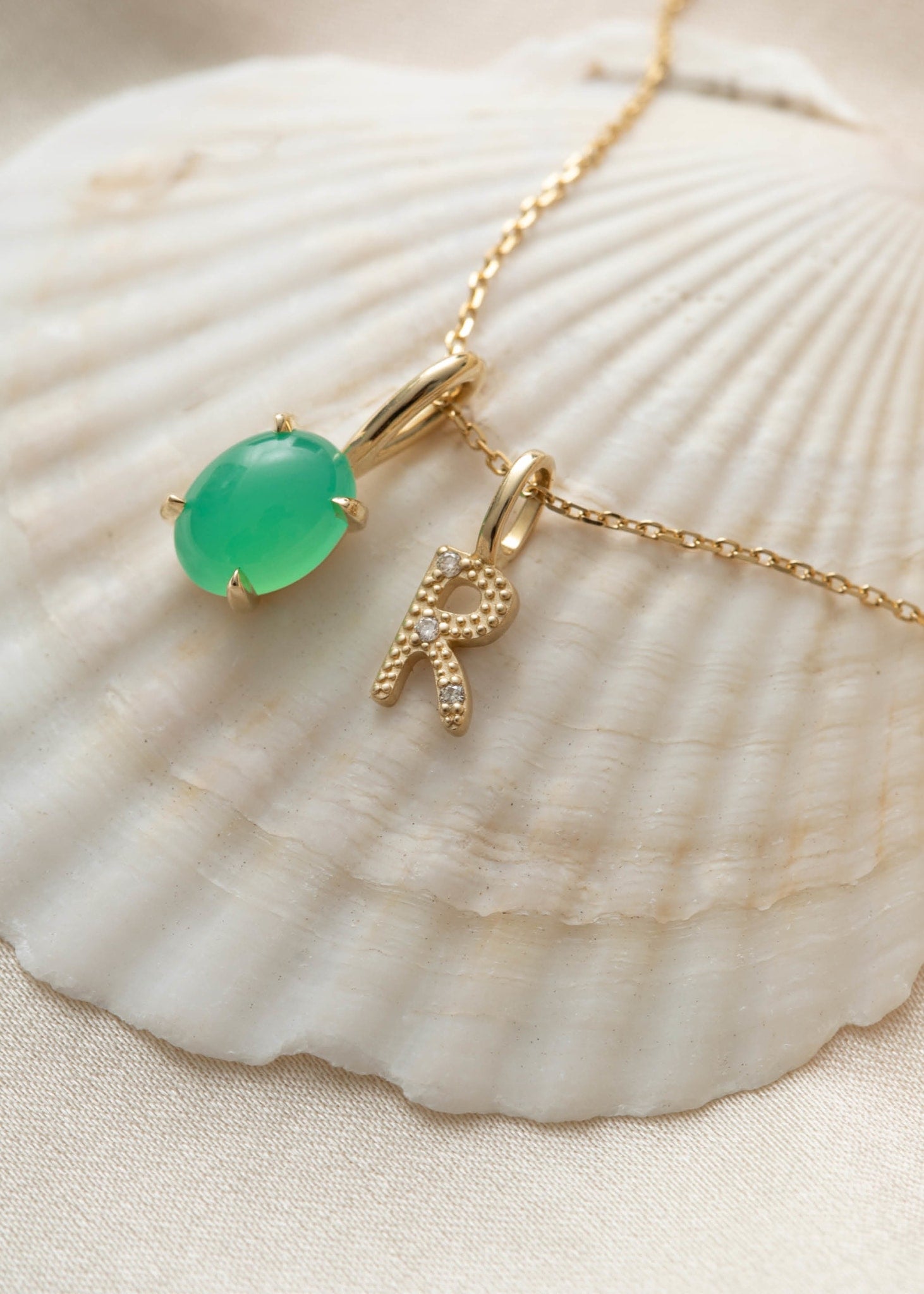 Guld bogstavsvedhæng til halskæder med bogstavet R til mænd og kvinder med 3 diamanter og et grønt vedhæng til halskæder fra carré jewellery 