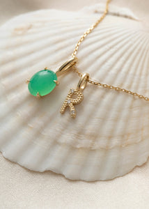 Guld bogstavsvedhæng til halskæder med bogstavet R til mænd og kvinder med 3 diamanter og et grønt vedhæng til halskæder fra carré jewellery 